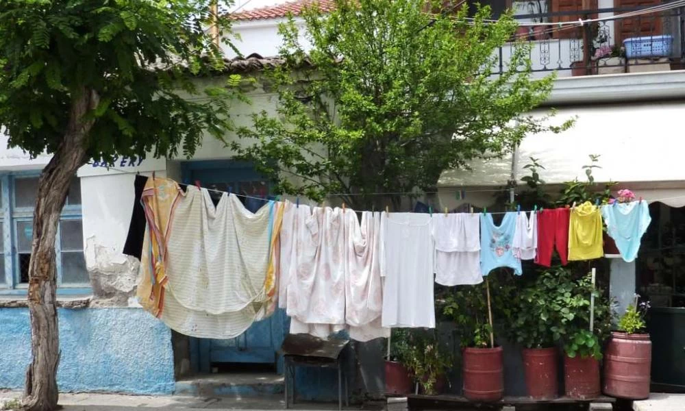 Λαμία: Ρομά μπήκαν σε αυλή σπιτιού και έκλεψαν την... Μπουγάδα!